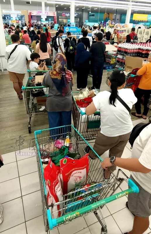 国庆日也是100令吉援助金使用首日，吉隆坡蕉赖LOTUS挤满购物人潮。