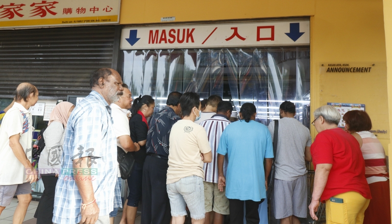 芙蓉一带的购物中心一早即涌入一群积极响应SARA计划的民众消费者。