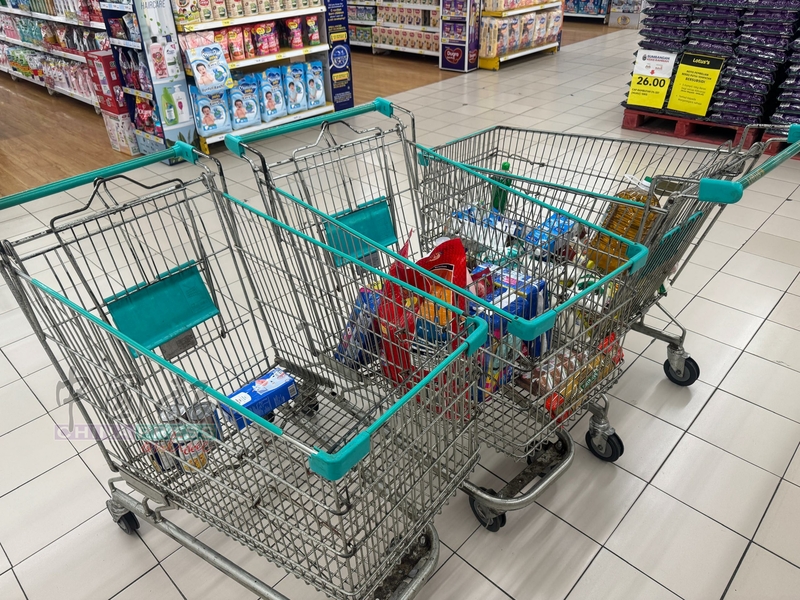 双溪大年部分民众获悉无法使用援助金购物后，便将购物车搁置一旁离去。