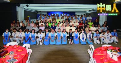 循中办“感恩聚会” 受惠学生给赞助人敬茶