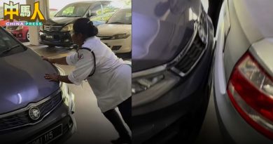 女子轿车遭3车阻挡 女保安助移车解困