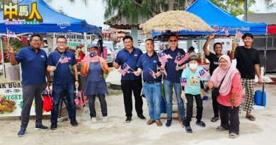 雪民政适耕庄派国旗 民众踊跃 热情未减