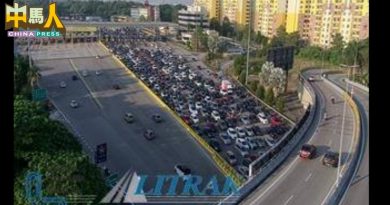 联邦大道发生交通事故 往100号交通圈 水泄不通