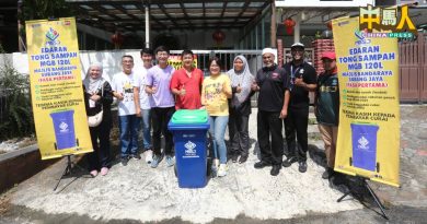 缴门牌税 获新垃圾桶 梳邦再也市厅分2期派发