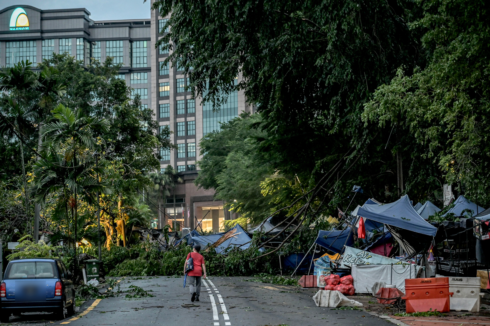 雪隆午间狂风暴雨 数区风灾 树倒 突发水灾