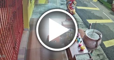 独家｜疑似精神失常女子 庙前脱底裤“自己来”