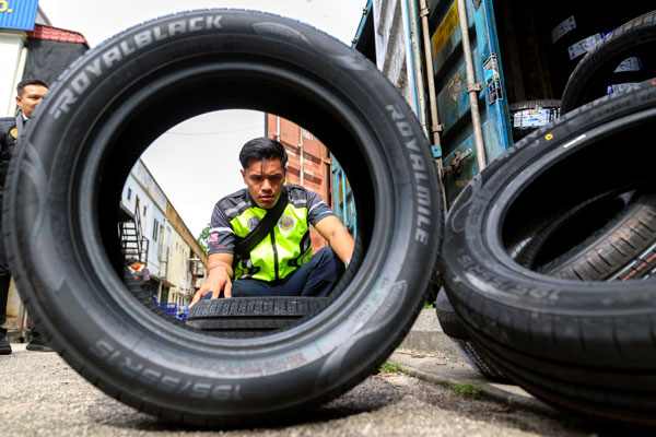 不符合标准的二手轮胎可被视为“定时炸弹”。（马新社）