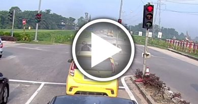 等红绿灯被拍头 2骑士路中爆冲突！