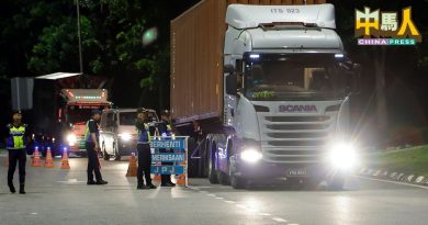 别拿   没钱换轮胎  当借口  交局突击行动揪违规商用车