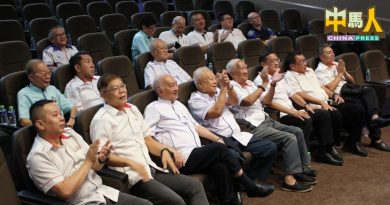 隆广义直播中国“九三大阅兵” 董事偕夫人 见证历史