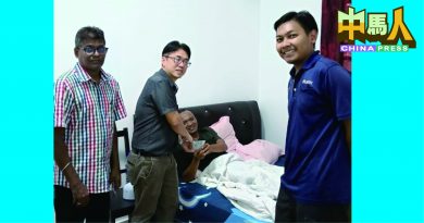 杨克勤与居协成员 访3户捐赠物资