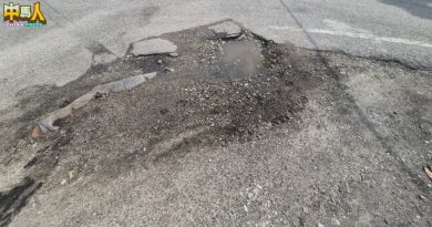 巴生港口关税路 | 重型罗厘路过红绿灯交界 辗坏路肩 撞破洋灰盖