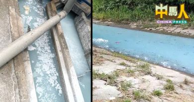 河水变奶蓝色 揪出手套厂违规排污