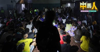 移民局突击隆1组屋 扣125非法外劳