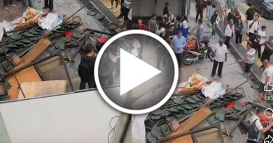 惊！茨厂街残旧摊位塌下 砸中路过妇女