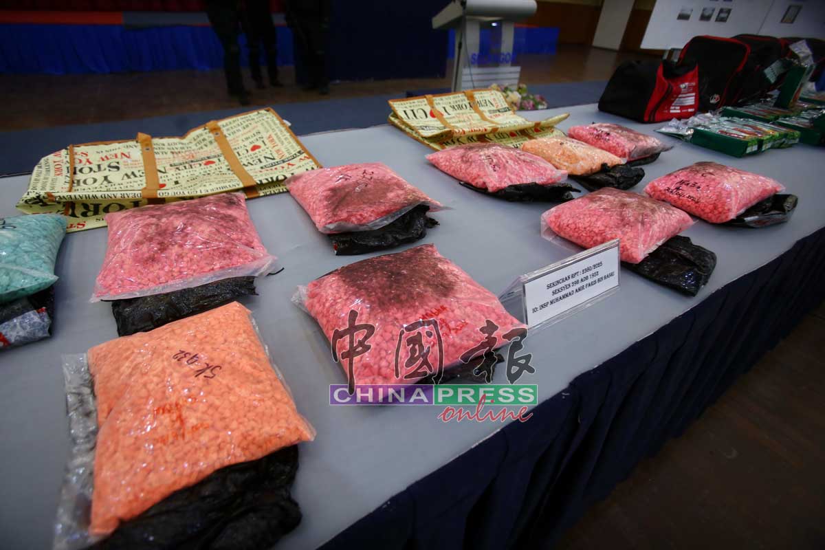 警方在嫌犯弃下的车内查获约430万令吉摇头丸。