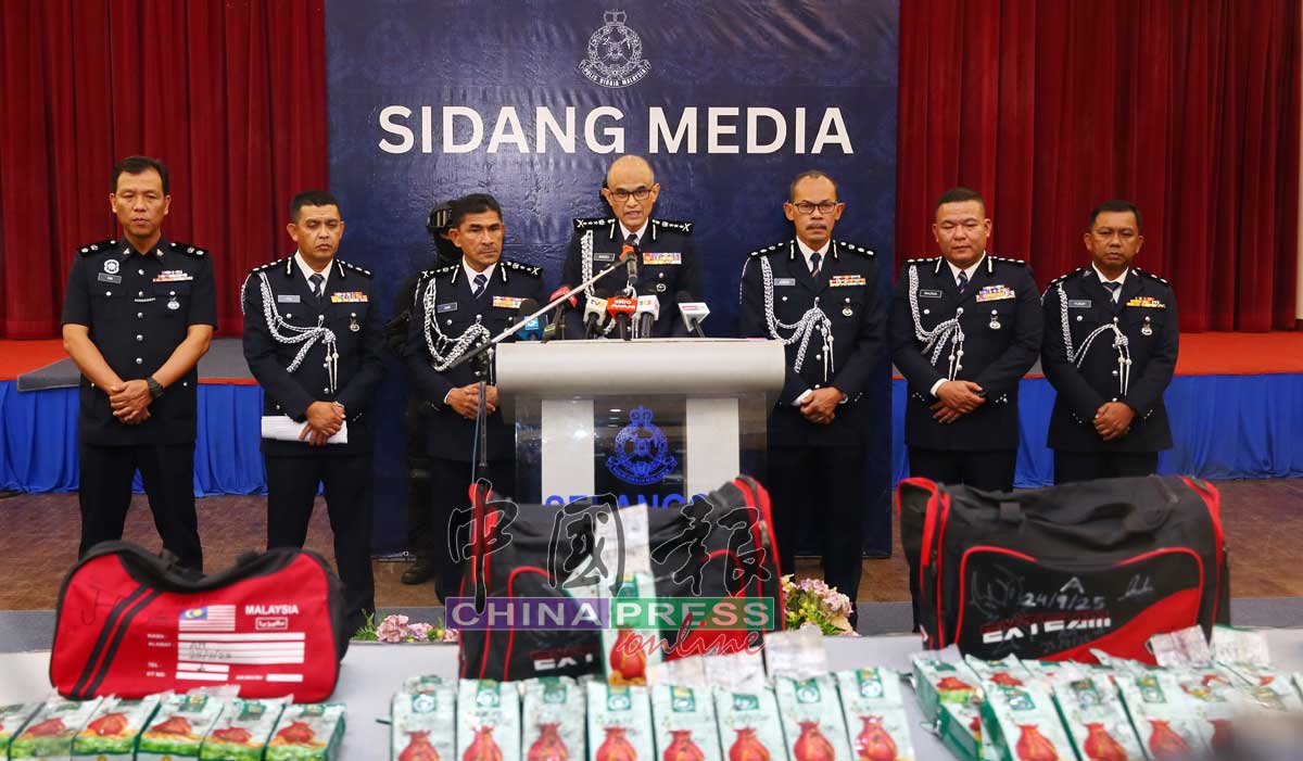 沙兹里（中）说，警方在一辆无人轿车上发现大量摇头丸，随即逮捕一名本地男子。右起为沙白安南警区主任尤索夫阿末警监、加影警区主任纳兹隆助理总监、吉隆坡国际机场警区主任阿兹曼助理总监、雪州副总警长莫哈末再尼、雪州肃毒组主任莫哈末法依沙助理总监和副主任陈荣维警监。