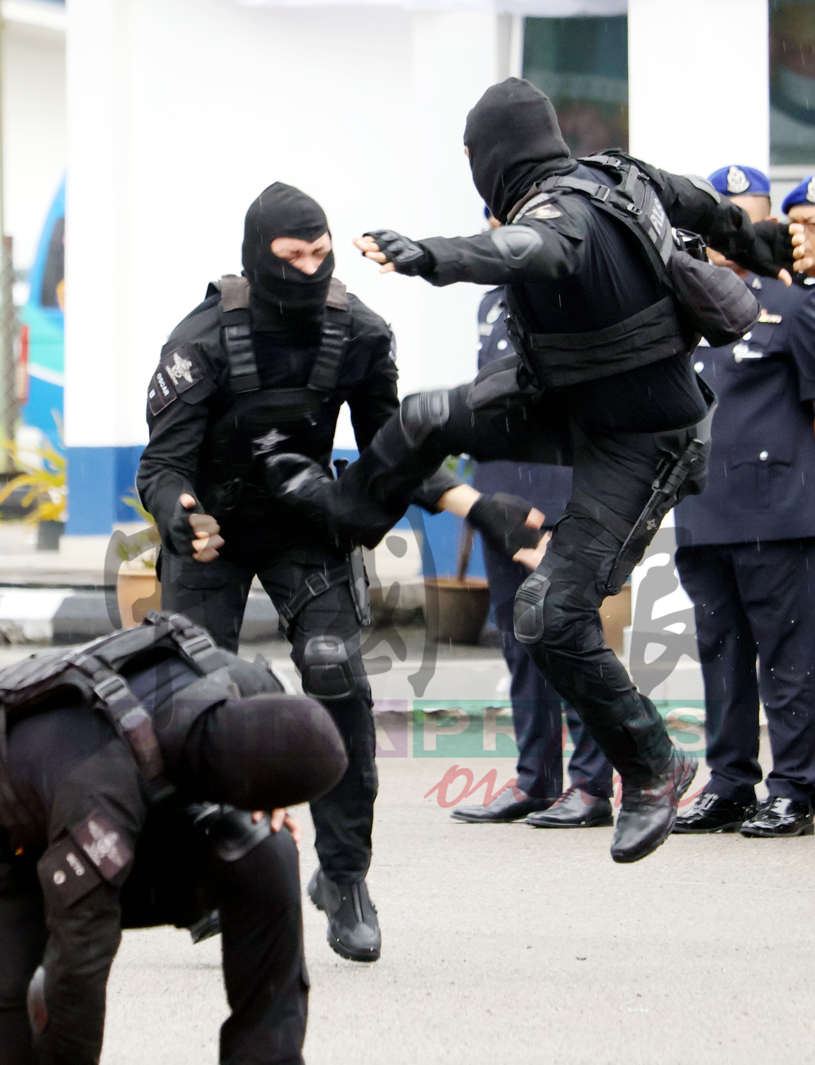 警察特工队精采拳击武打演习，令人拍案叫绝。