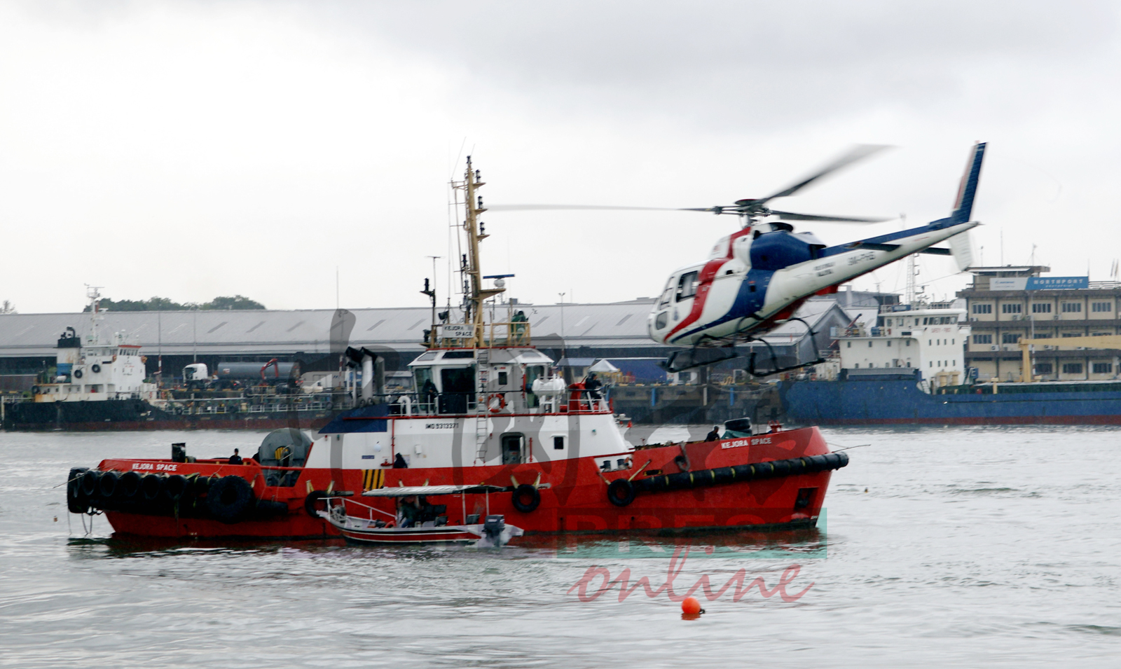 皇家警察直升机加入海上警匪枪战，演习逼真仿如电影情节般。