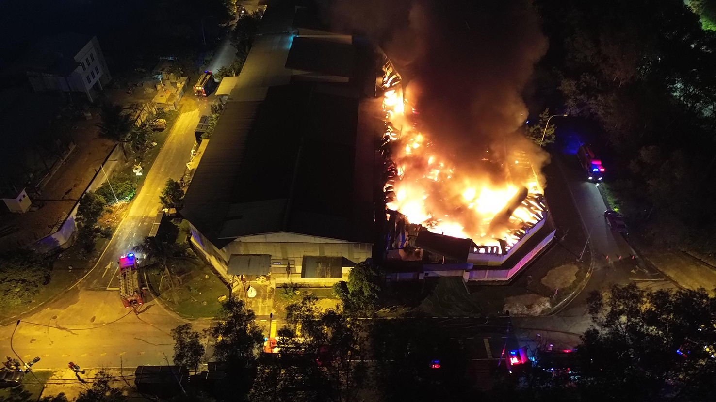 俯瞰整片工厂，只见火光在夜色中狂舞，黑烟翻滚，火舌不断往外窜出。