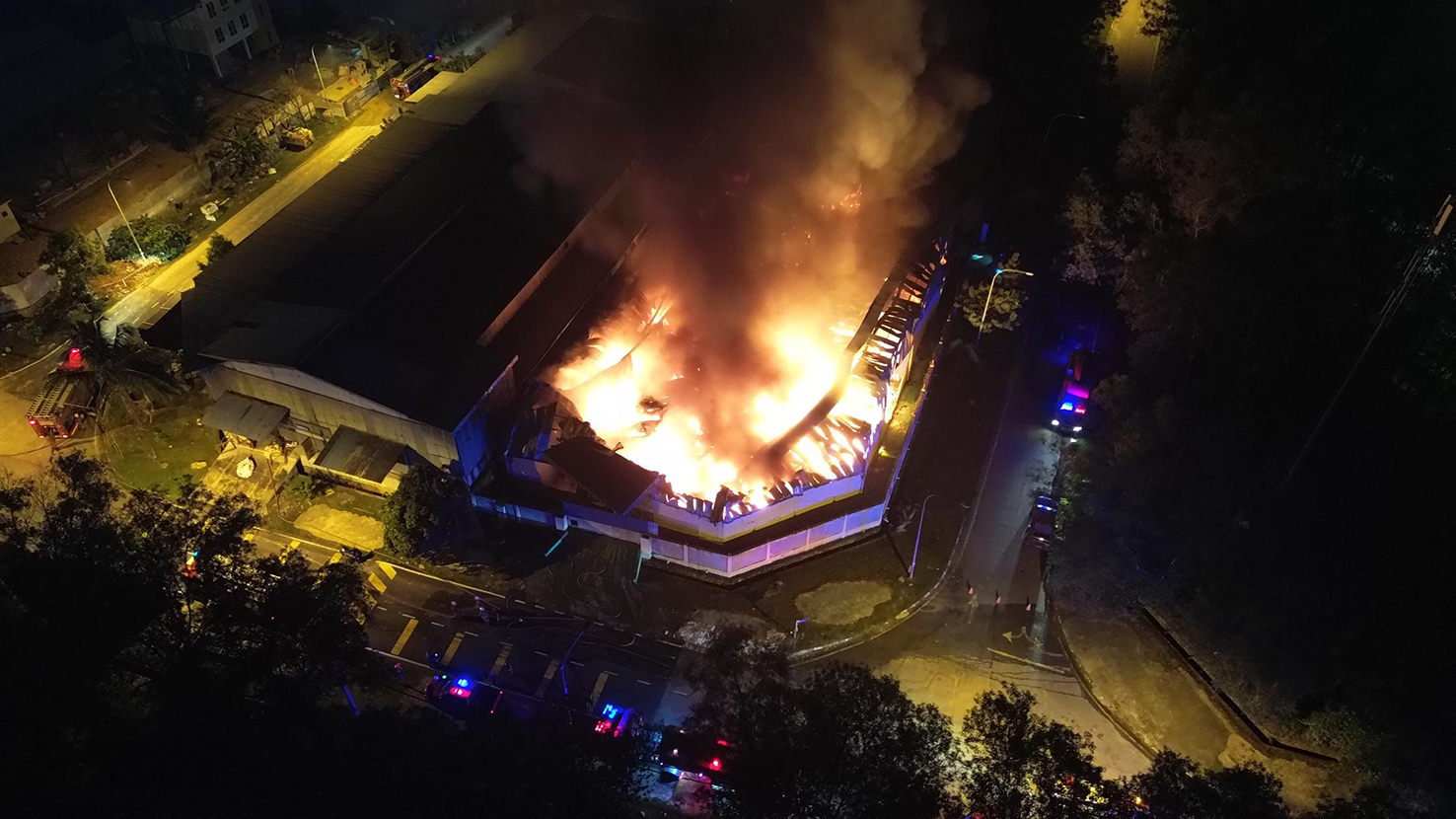 PVC管厂深夜大火 36消拯员抢救 剩20%