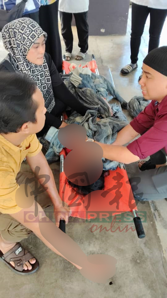 女学生伤痕累累，浑身是血，医护人员赶抵现场救助。