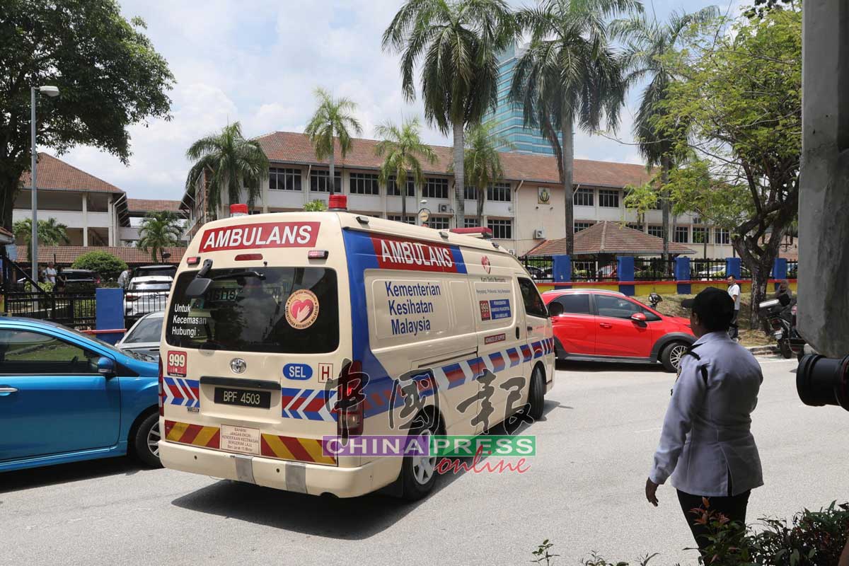 校园刺杀案｜一人行凶 全班师生扣留助查