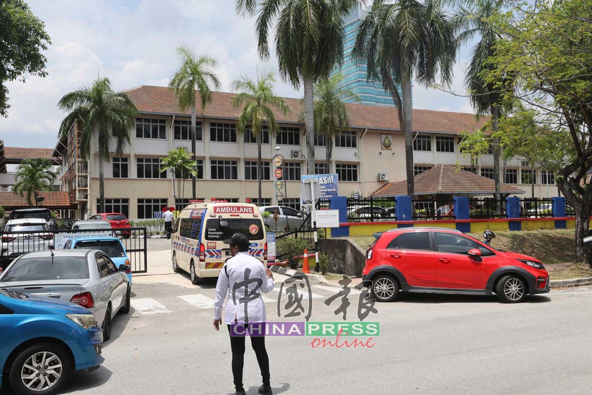 校园刺杀案｜一人行凶 全班师生扣留助查