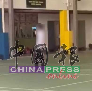 该男中学生行凶后竟手持利刃在校园闲逛，还若无其事地喝水。