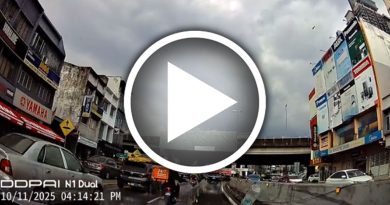 摩哆撞歪轿车侧镜 骑士还丢瓶子 比中指