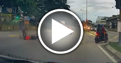 炫技不成反出糗！骑士抬头耍帅摔车 后方司机拍手比赞