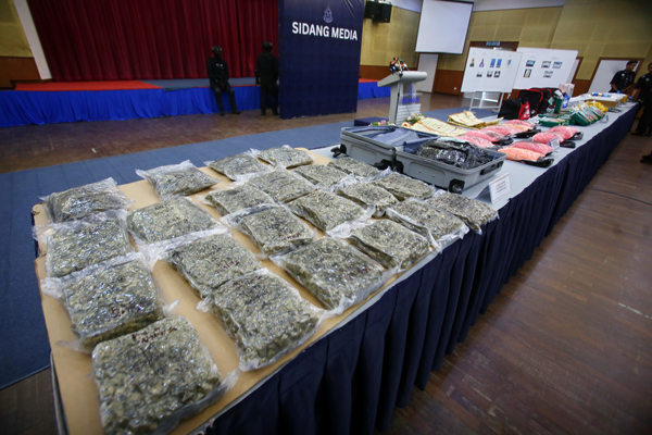 警方在吉隆坡国际机场第二航站楼，逮捕一名企图用行李袋走私毒品出境的男子。