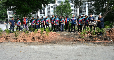 非法丢垃圾据点打造绿肺 余深恩率队种树苗
