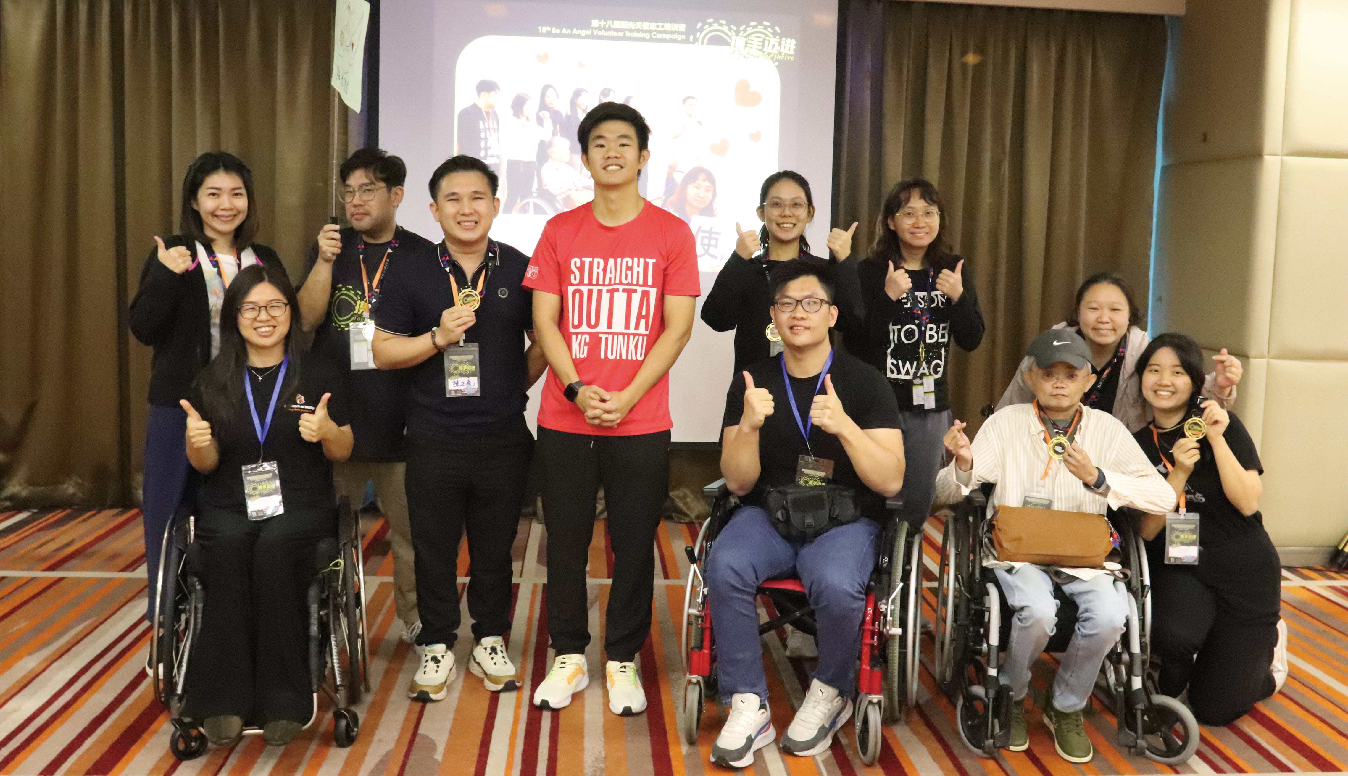 冠军组“阳光使者”,红衣者为罗伟伦。