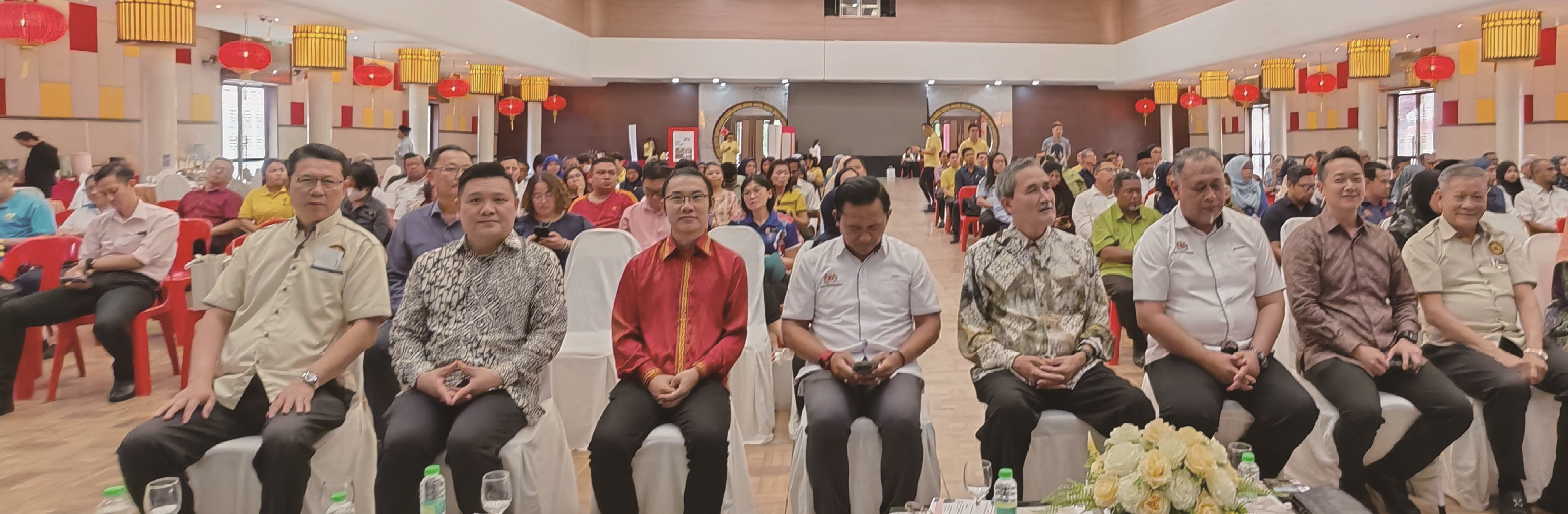 ■出席慈善活动嘉宾合影,左起为吕志伟、邱明耀、李高顺、鲁迪、东姑山苏巴哈里、沙阿丹、郑复鸿及吴亚烈。