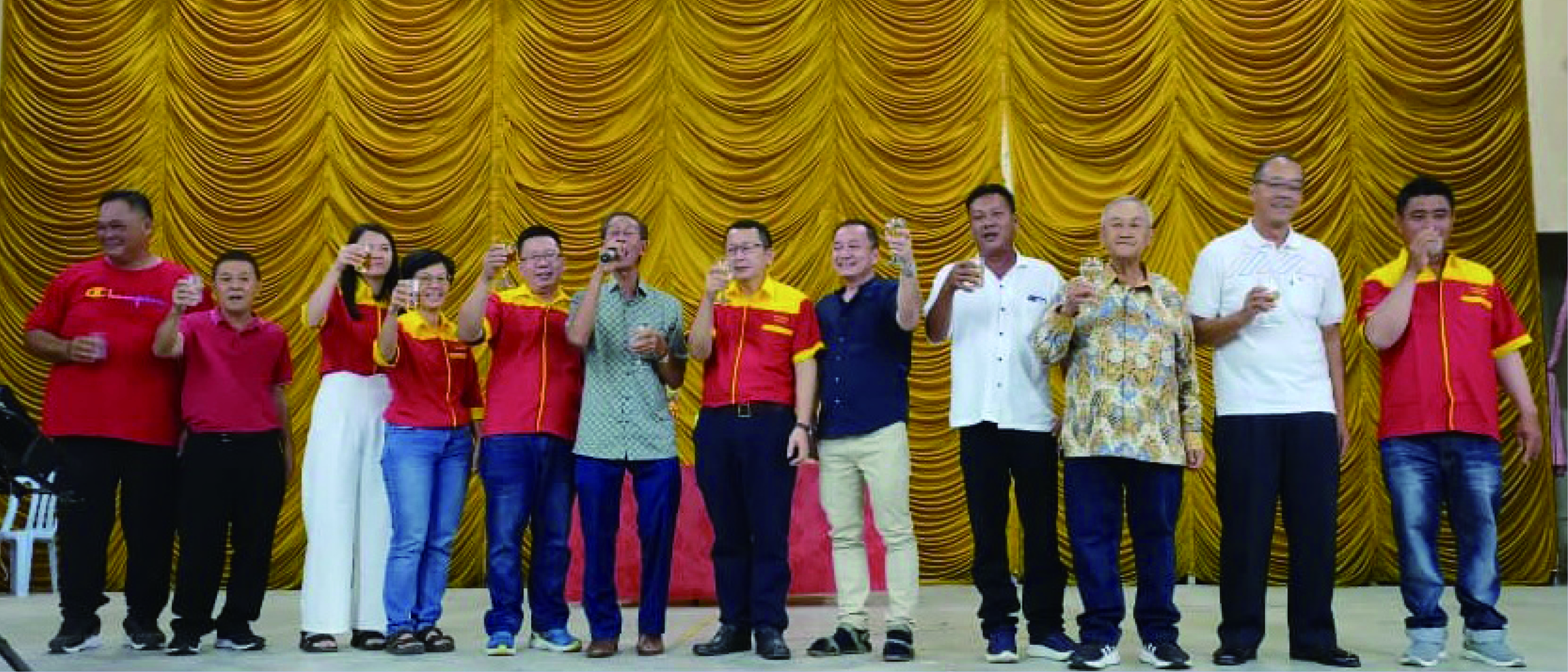 ■顾问及理事等在台上向全体来宾敬酒致意,左起为李学成、欧亚新、郭惠萍、余金秀、洪志强、林坤、张财福、涂明福、张金山、黄天送、叶来庆及龚星维。