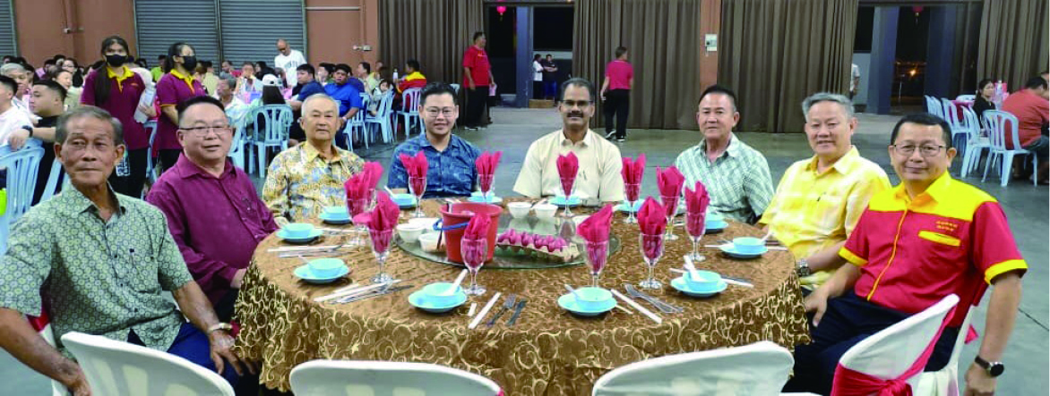 ■主宾席嘉宾要员,左起为林坤、陈万益、黄天送、陈伟庆、巴巴莱都、颜境橙、余金福及张财福。