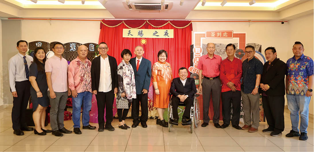 三机构成员在“李顾问历史走廊”合照,左起为李成文、李秋玲、蔡国璋、郑金发、林振华、李天赐夫人、李天赐、蔡濢芬、李良华、陈成育、苏绥栋、梅英权、钟启文及吴永成。