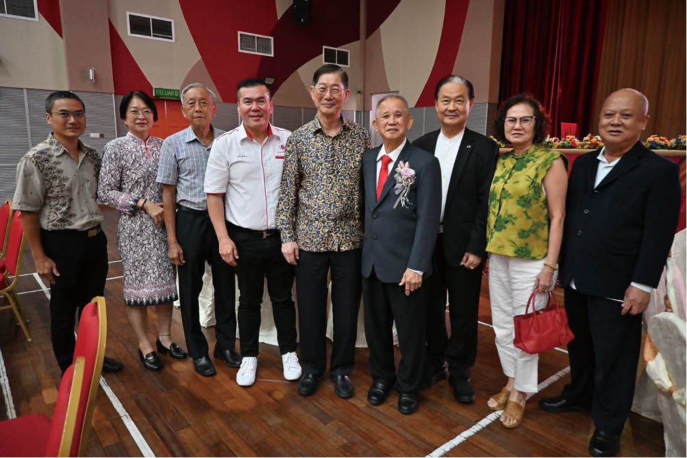 李天赐与各校董事长及嘉宾合影。左2起李碧凤、黄开成、陈伟后、林宽城、李天赐及王明雄。