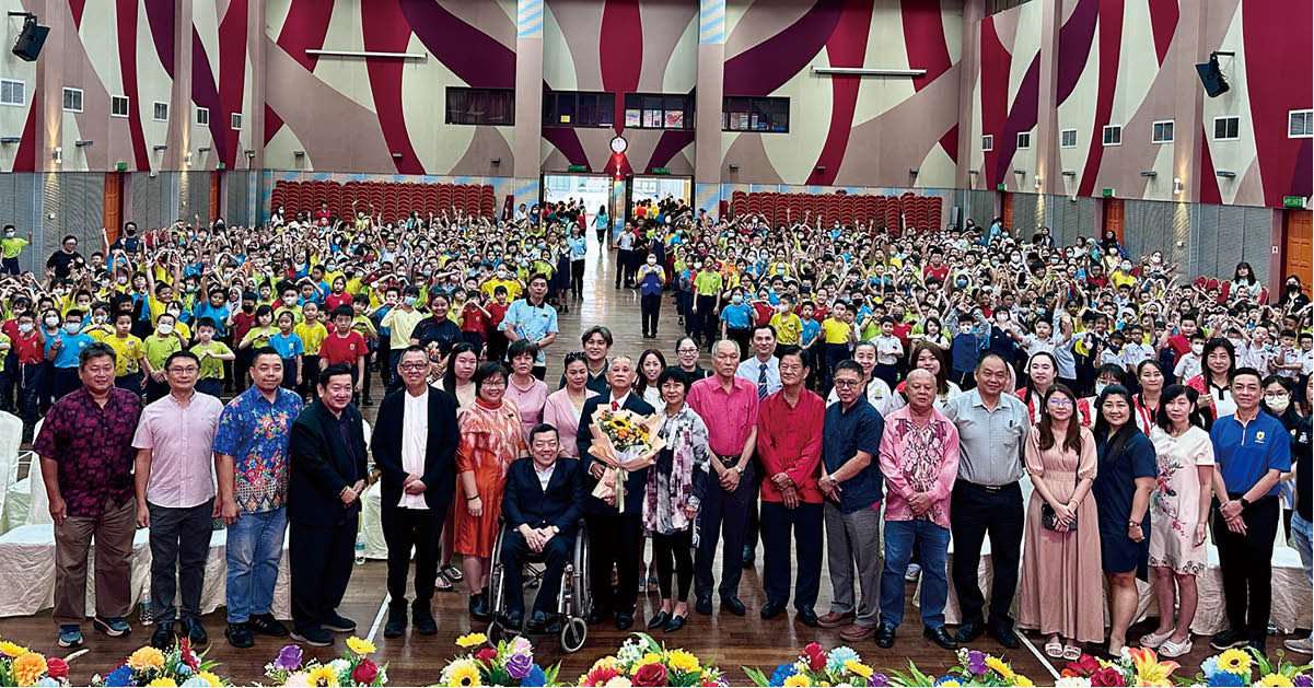 荣休感恩典礼大合照。前排左起陈再来、蔡国璋、吴永成、钟启文、林振华、蔡濢芬、李良华、李天赐、李天赐夫人、陈成育、苏绥栋、梅英权、郑金发、张晋誏、吕瑛瑛、李秋玲、郑清雪及陈佳豪。