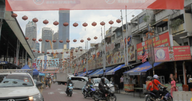 阿罗街频出现乞讨者扒手 挂横幅警示游客小心