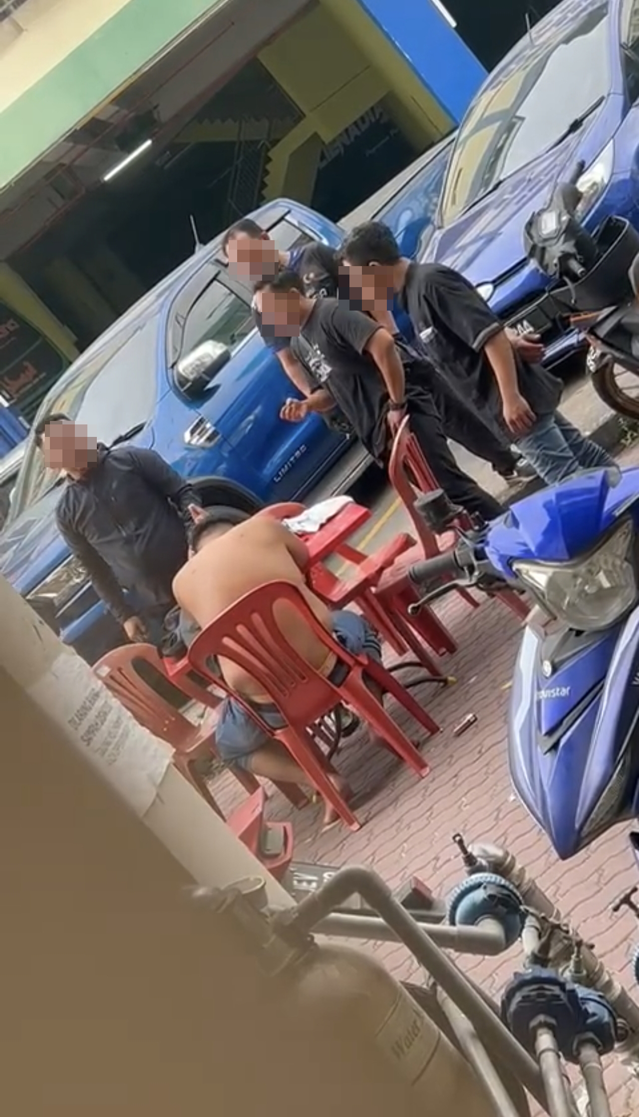 5名黑衣男子与一名赤裸上身者发生争执。