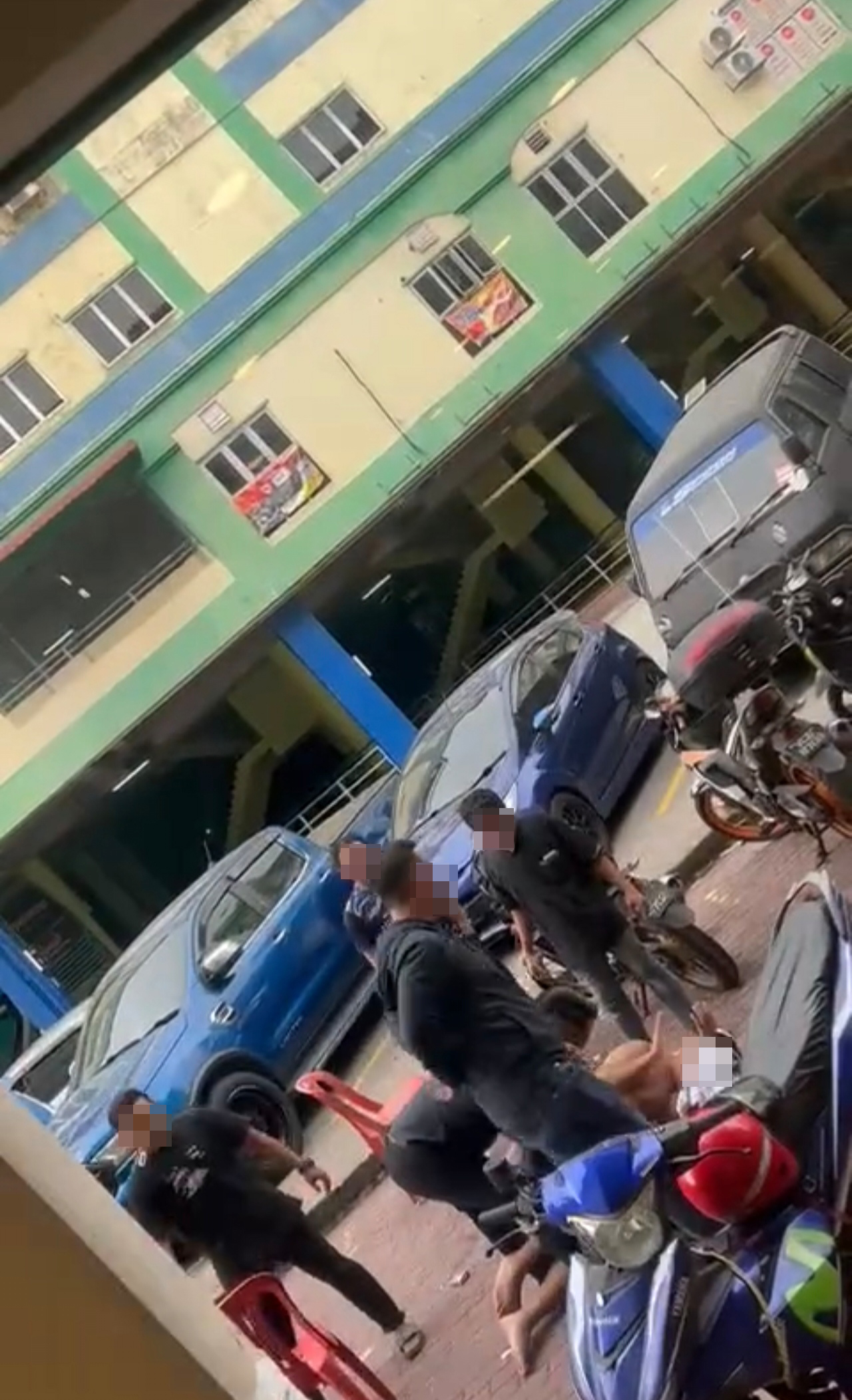 5名男子抢走对方的衣服和随身包包。