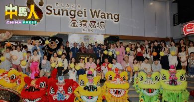 武吉免登中秋游灯会 千人与30艺人同欢