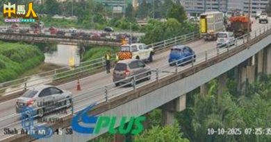 罗厘抛锚在NKVE车道 造成梳邦往Seafield交通缓慢