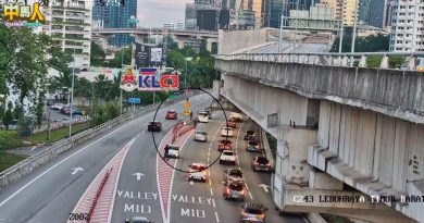 志愿者被扣引发示威 敦拉萨路往蕉赖塞爆