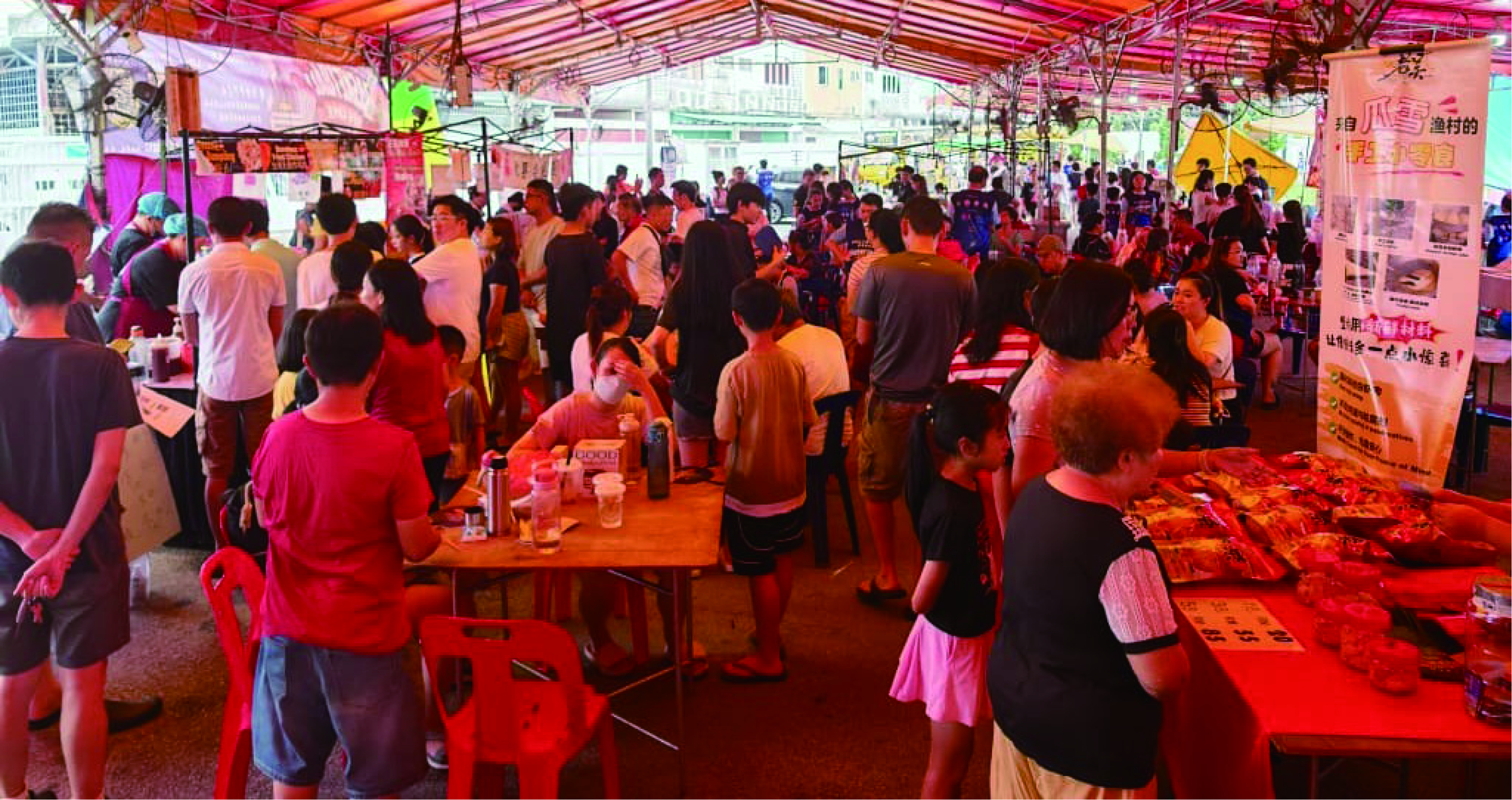 ■各类美食义卖摊位极受欢迎,到场参观选购的人潮拥挤。