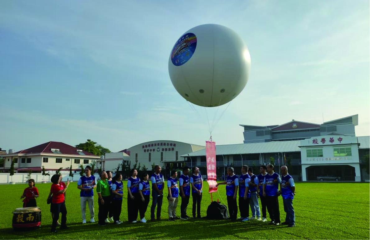 ■吴亚烈(右6)在联办单位要员及嘉宾陪同下,主持升放大气球开幕仪式。