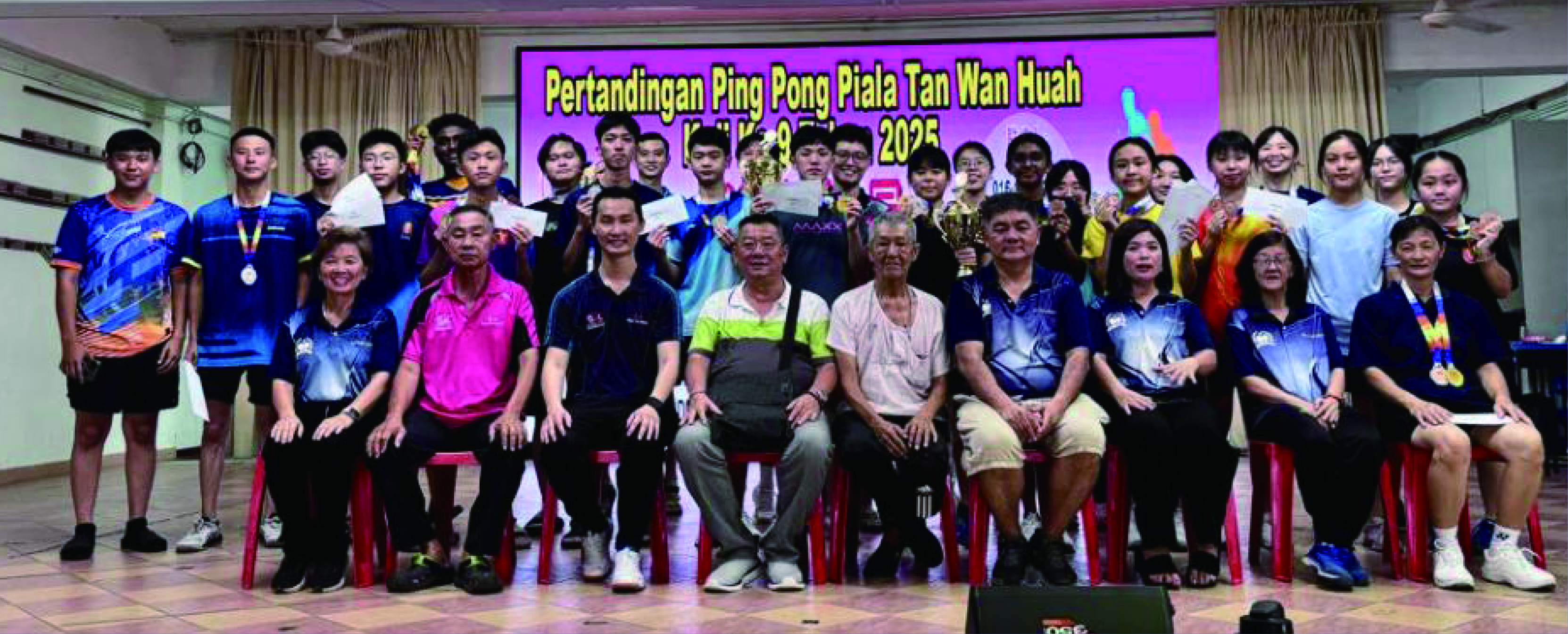 ■嘉宾及大会职员与全体获胜球员,坐者左起为谢贵娥、林进利、卢瑞勤、陈万华、谢惠载、郑永坤、王玉兰、卢月珠及谢惜玉。