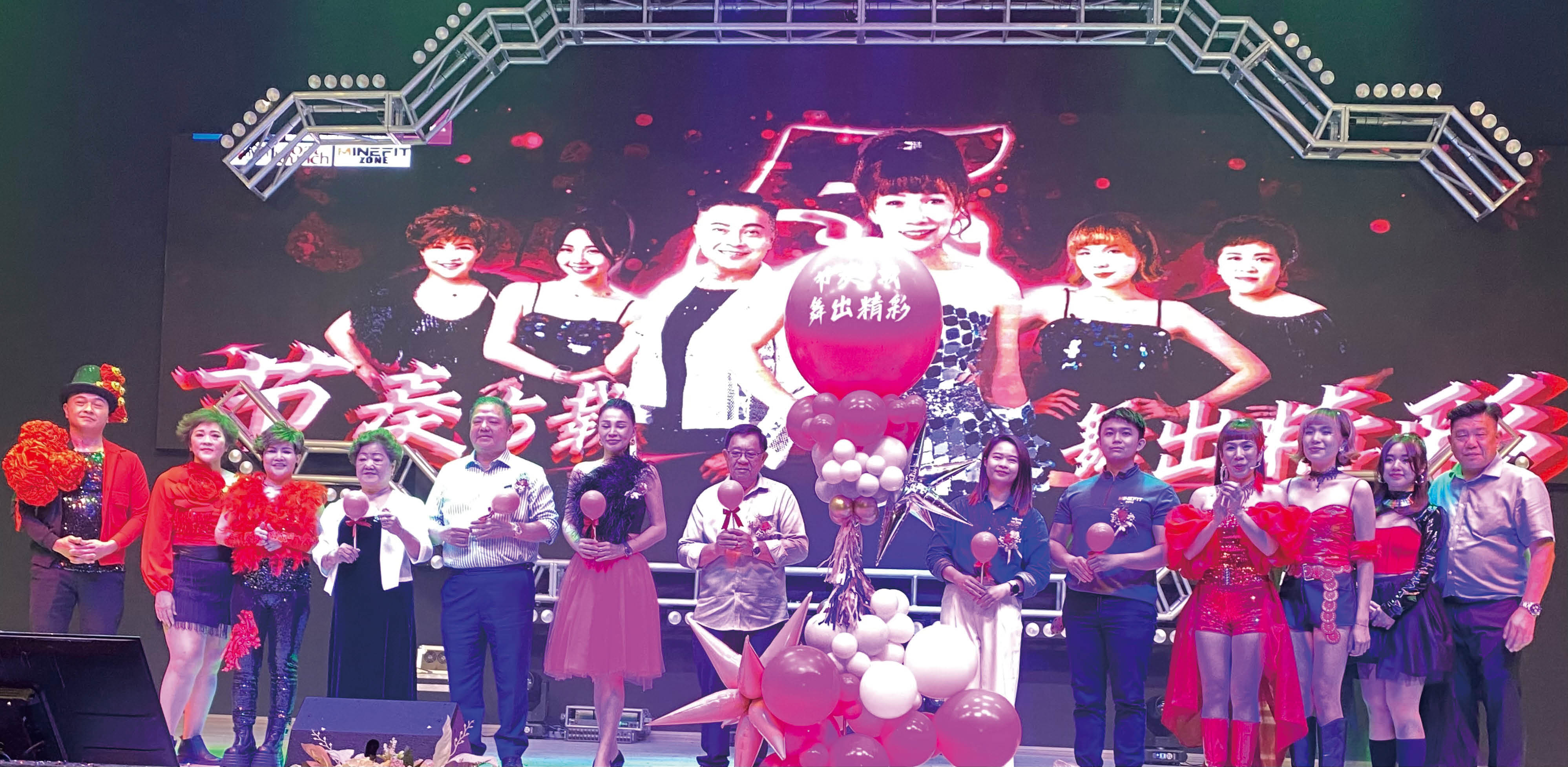 众嘉宾联合开幕。右为李锡稳,右4朱自丽。